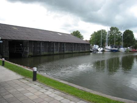 Grote boothuizen in de jachthaven in Sneek